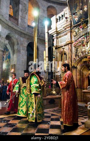 Eine griechisch-orthodoxe Zeremonie in der Kirche des Heiligen Grabes in Jerusalem. Stockfoto