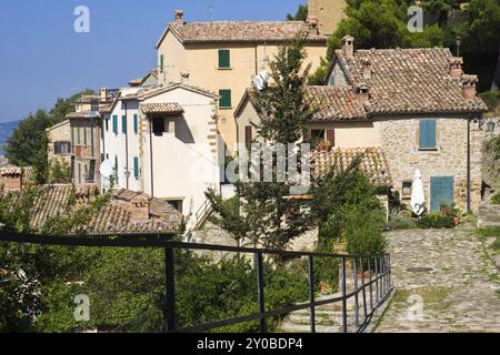 Alte Häuser in San Leo, Italien, Marken, mit blauem Himmel, Europa Stockfoto