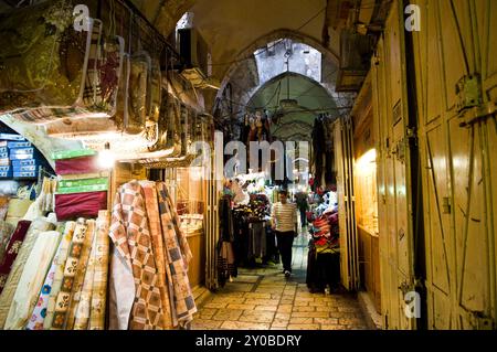 Der alte überdachte Souk im muslimischen Viertel in der Altstadt von Jerusalem. Stockfoto