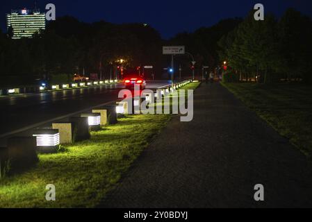 BERLIN, DEUTSCHLAND, JUNI 05: Straße bei Nacht in Berlin mit sehr wenigen Autos am 05. Juni 2013 in Berlin, Deutschland, Europa Stockfoto