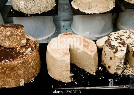 Eine Vielzahl von Halva Süßigkeiten im Königreich Halva, Machane Yehuda Markt in Jerusalem, Israel. Stockfoto