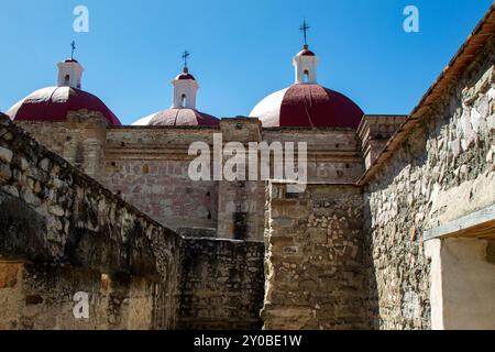 Der katolische Tempel von San Pablo Villa de Mitla. Alte Kirche in Oaxaca, Mexiko. Stockfoto