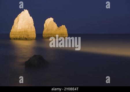 Felsige Küste an der Algarve Stockfoto