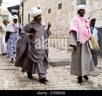 Äthiopische Pilger, die auf der Via Dolorosa während der Karfreitagsprozession in der Altstadt von Jerusalem spazieren. Stockfoto