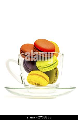 Süße bunte Macarons in einem Glas auf weißem Hintergrund Stockfoto