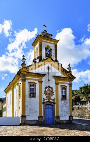 Vorderansicht der alten katholischen Kirche des 18. Jahrhunderts im Zentrum des berühmten und historischen Stadt Ouro Preto in Minas Gerais entfernt Stockfoto