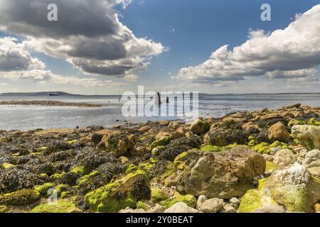 Wolken über dem Wrack der Minx, Osmington Bucht, mit der Isle of Portland im Hintergrund, in der Nähe von Weymouth, Jurassic Coast, Dorset, Großbritannien Stockfoto