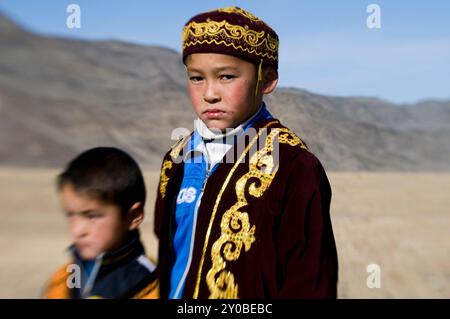 Porträt eines kasachischen Jungen, aufgenommen in der Region Altai in der westlichen Mongolei. Stockfoto