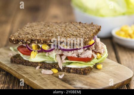 Thunfisch Sandwich (Vollkornbrot, selektiver Fokus) auf einem alten Holztisch Stockfoto