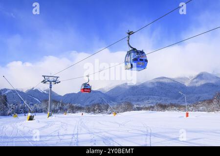 Bansko, Bulgarien, 22. Januar 2018: Winterskigebiet mit Skipiste, Gondelbahnen und Bergblick, Europa Stockfoto