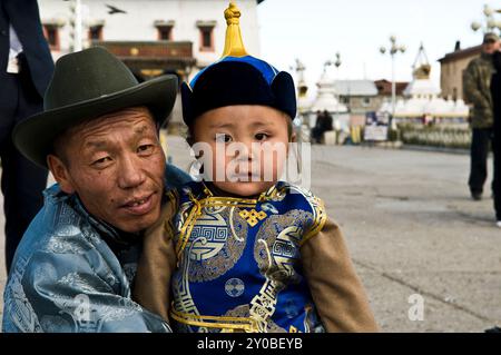 Mongolische Nomaden besuchen das Kloster Gandantegchinlen in Ulaanbaatar, Mongolei. Stockfoto