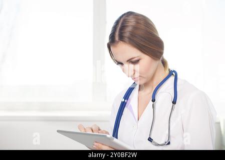 Ärztin mit Tablet-PC arbeiten Stockfoto