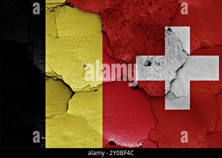 Flaggen von Belgien und der Schweiz auf gerissene Wand gemalt Stockfoto