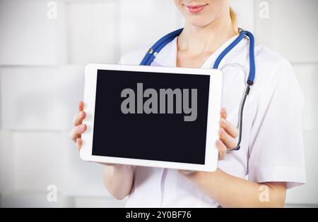 Ärztin mit Tablet-PC arbeiten. Nahaufnahme Stockfoto