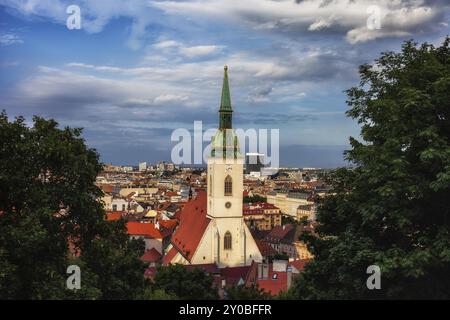 Bratislava bei Sonnenuntergang, Hauptstadt der Slowakei, malerische Stadtlandschaft mit St. Martin's Cathedral, eingerahmt von Bäumen Stockfoto