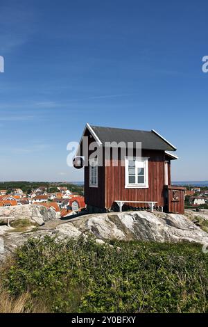 Schwedische Hütte auf einem Hügel Stockfoto