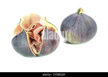 Feigen mit Serrano-Schinken auf weißem Hintergrund Stockfoto