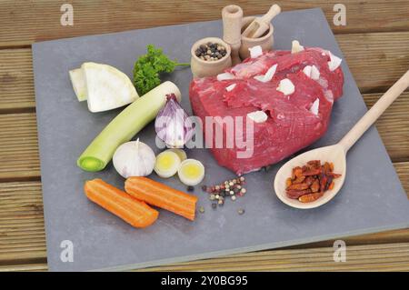 Rinderfilet mit Suppengemüse Stockfoto