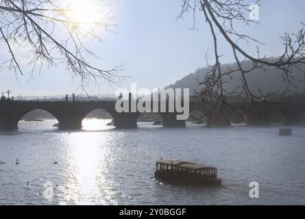 Prag in einem sonnigen Wintertag, Ansicht der Karlsbrücke auf Moldau Stockfoto