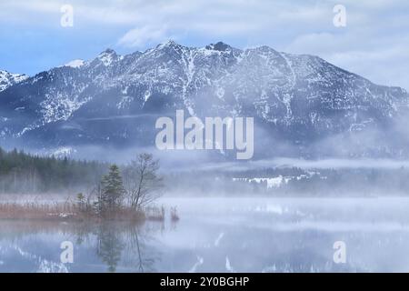 Karwendelgebirge und Barmsee am nebligen Morgen, Deutschland, Europa Stockfoto