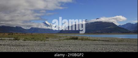 Fernansicht des Mt. Cook. Morgenszene in Neuseeland. Ufer des Lake Pukaki Stockfoto