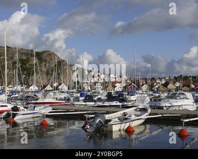 Der Hafen in Fjaellbacka ist im Juli immer sehr voll Stockfoto