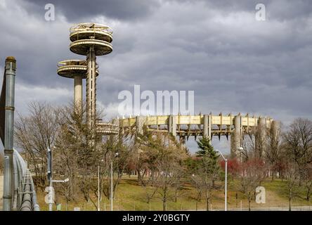 Aussichtstürme im New York State Pavilion mit Queens Theatre, Flushing-Meadows-Park, Queens, New York City während des bewölkten Wintertages, horizontal Stockfoto