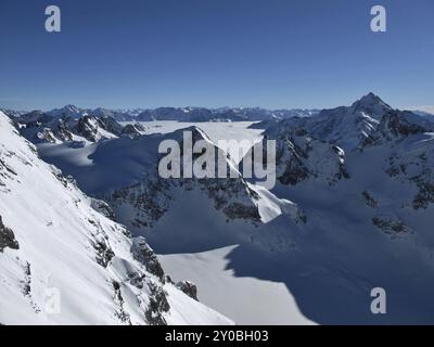 Wunderschöne Berglandschaft im Winter. Blick vom Titlis Stockfoto