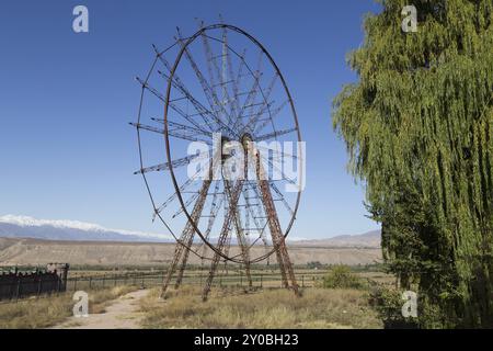 Ein Foto von einem alten und verlassenen Riesenrad in Toktogul, Kirgisistan, Asien Stockfoto