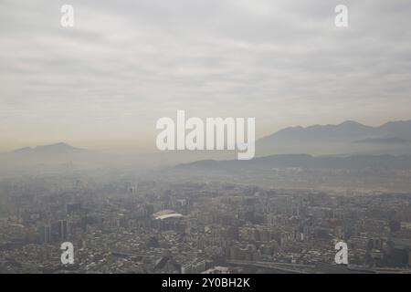 Smog über Taipeh, wie vom Taipeh 101 Turm in Taiwan aus gesehen Stockfoto