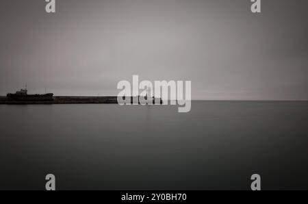 Schwarzweißfoto vom Pier mit Leuchtturm. Jalta, Krim, Ukraine, Europa Stockfoto