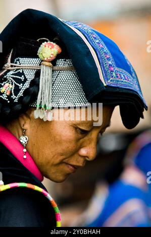 Porträt einer YI ( Lolo ) Frau, aufgenommen in einem Dorf in der südlichen Provinz Yunnan, China. Stockfoto