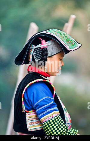 Porträt einer YI ( Lolo ) Frau, aufgenommen in einem Dorf in der südlichen Provinz Yunnan, China. Stockfoto