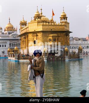 Beten am Goldenen Tempel in Amritsar, Punjab, Indien. Stockfoto