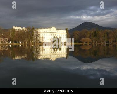 Schloss Leopoldskron vor der Hohensalzburg und dem Gaisberg, Salzburg, Österreich, Europa Stockfoto