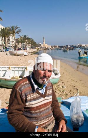 Porträt eines ägyptischen Fischers, aufgenommen an der Küste in Alexandria, Ägypten. Stockfoto