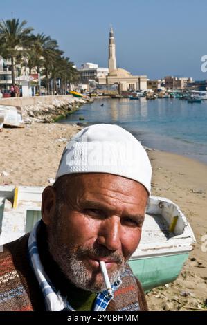 Porträt eines ägyptischen Fischers, aufgenommen an der Küste in Alexandria, Ägypten. Stockfoto