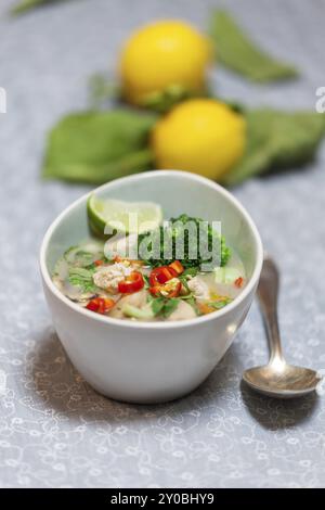 Thai tom Kha Gai Suppe in einer Schüssel Stockfoto