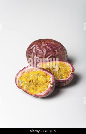 Passionsfrucht/Maracuja auf weißem Hintergrund Stockfoto