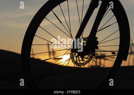 Profil eines Radrads mit Scheibenbremsen bei Sonnenuntergang Stockfoto