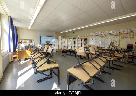 Klassenzimmer der vierten Klasse, nach der Schule ist das Gebäude älter, aber in gutem Zustand, moderne Lehrmaterialien, interaktives, digitales Whiteboard Stockfoto