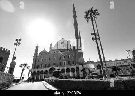 Schwarz-weiß-Blick auf die herrliche Muhammed-Ali-Moschee, die im osmanischen Stil erbaut und 1848 von Muhammad Ali Pascha in Auftrag gegeben wurde, in der Zitadelle von Saladin im islamischen Kairo, Ägypten Stockfoto