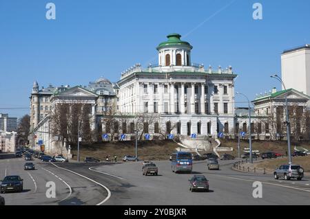 Moskau, Russland, 13.04.2015. Das alte Herrenhaus aus dem 18. Jahrhundert, das Paschkow-Haus. Derzeit ist die Russische Staatsbibliothek in Moskau, Europa Stockfoto