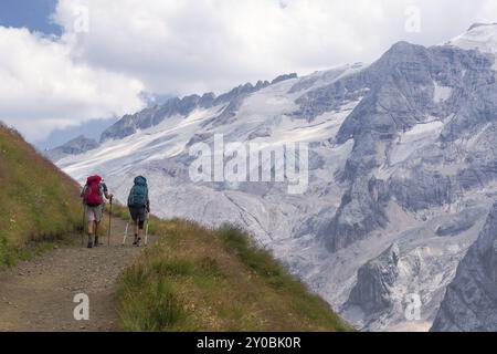 Zwei Wanderer auf einem Trail Viel dal Pan, mit Blick auf die Marmolada in den Dolomiten Stockfoto