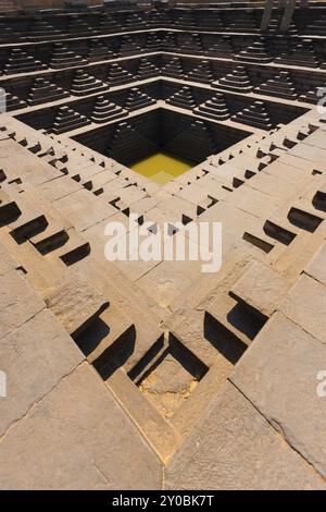 Die geometrischen Formen eines indischen Wassertanks, der in der Antike in Hampi, Karnataka, Indien, als Reservoir diente. Vertikal Stockfoto