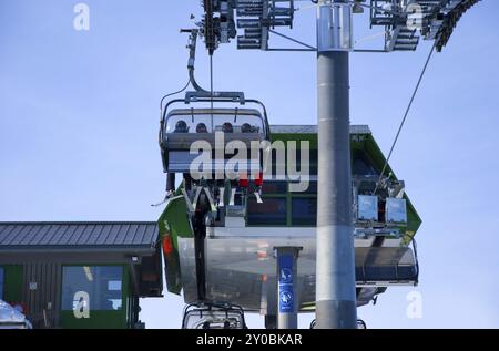 Leute im Skilift an der Gipfelstation Stockfoto