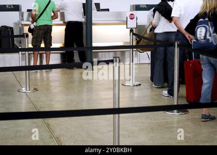 Leute, die am Check-in-Schalter anstehen Stockfoto