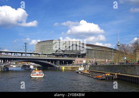 Berlin Friedrichstraße mit Spree und S-Bahn-Station Stockfoto