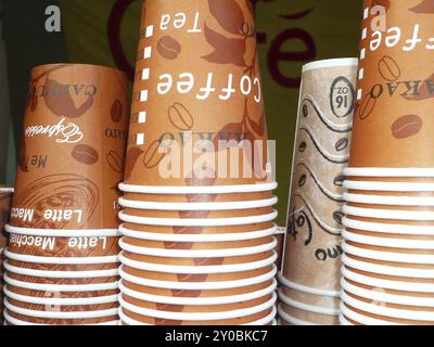 Viele gestapelte Kaffeepapierbecher zum Mitnehmen Stockfoto