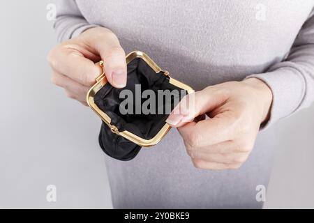 Frau mit offenen schwarzen leere Mappe tragen graue Kleidung Stockfoto